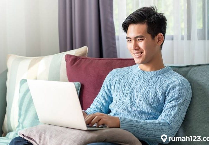 mahasiswa menggunakan laptop