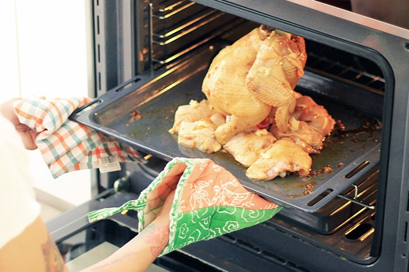 how does an electric oven work