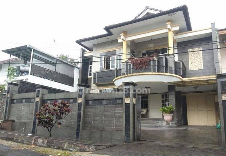 rumah mewah di Bandung dengan pemandangan danau