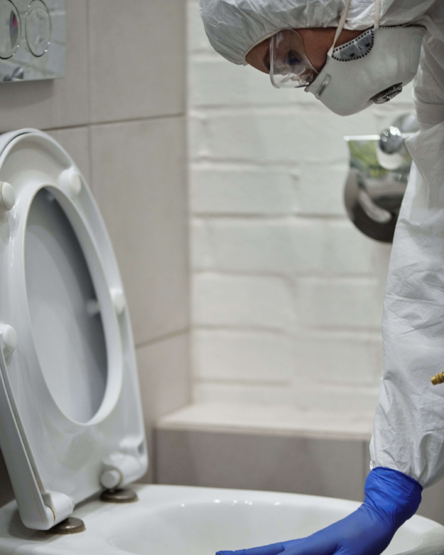 Self-safety to clean the toilet with resizing caustic soda