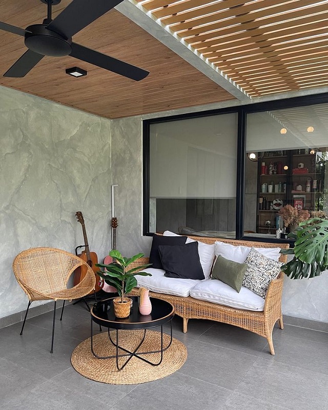 Minimalist 1x1 closed courtyard with a rustic concept