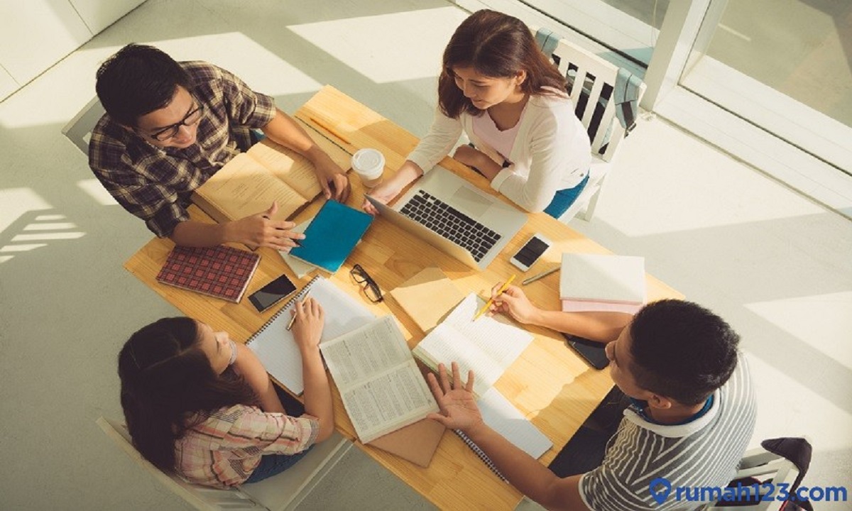 10 Contoh Teks Diskusi Berbagai Tema dan Strukturnya yang Benar