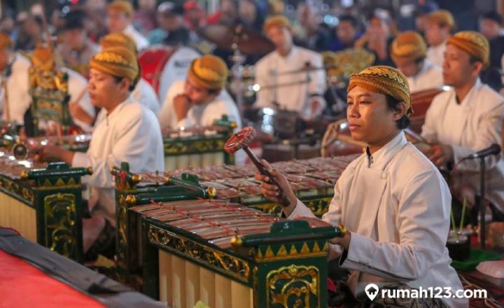 Contoh alat musik gamelan dan cara memainkannya
