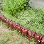 Cara Membuat Pagar Taman dari Botol Bekas (Disertai Beragam Modelnya)