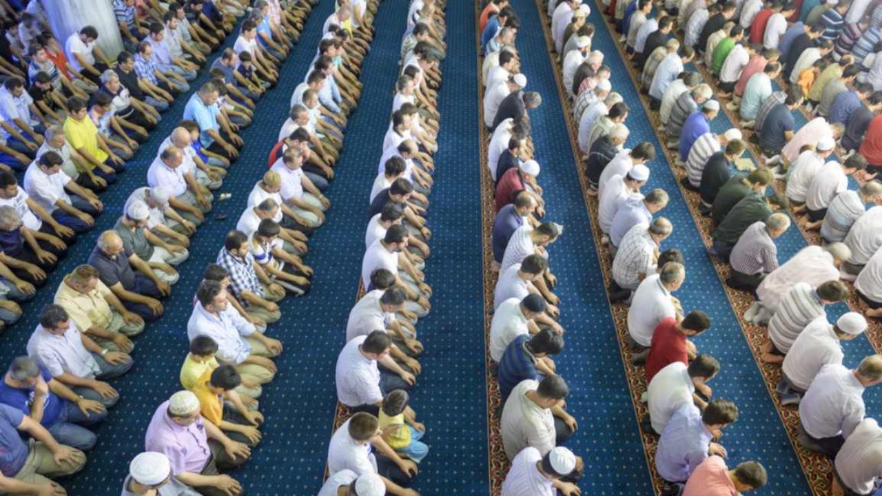 Bacaan Doa setelah Sholat Tarawih dan Witir. Lengkap dengan Arab, Latin, dan Artinya