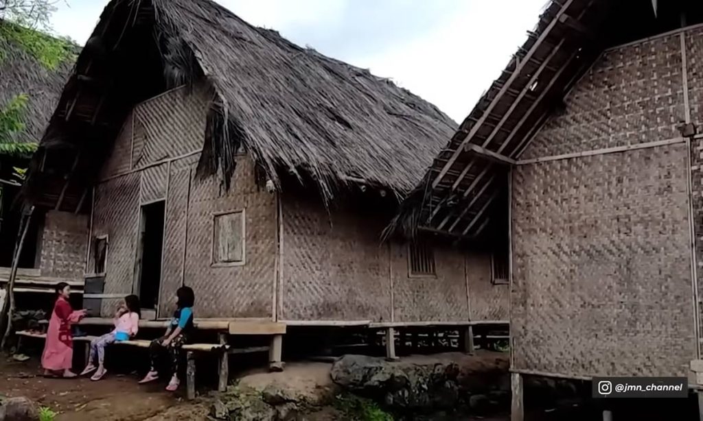 Keunikan Kampung Dukuh Garut, Bangunannya Alami Dan Tradisional!