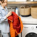Cara Mencuci Jaket Parasut yang Benar di Rumah. Tak Perlu ke Laundry!