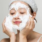 5 Rekomendasi Face Wash untuk Kulit Kering. Terbukti Ampuh Menghidrasi!