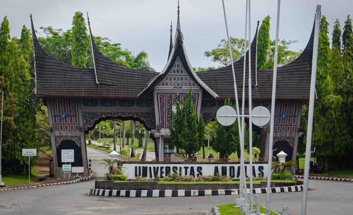 daftar universitas di padang