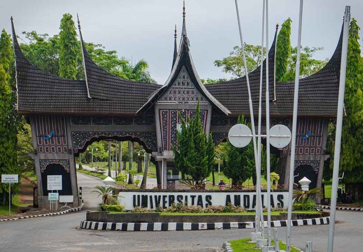 daftar universitas di padang