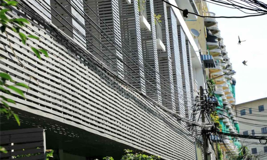 Rumah Dekat Tiang Listrik Dianggap Kurang Ideal. Mengapa?