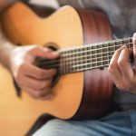 8 Kunci Gitar Lagu Sedih buat Mantan. Bikin Galau Brutal!