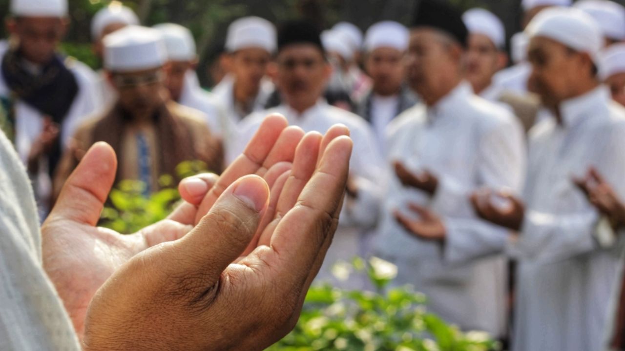 Amalan untuk Orang Tua yang Sudah Meninggal, Teruslah Berbakti!