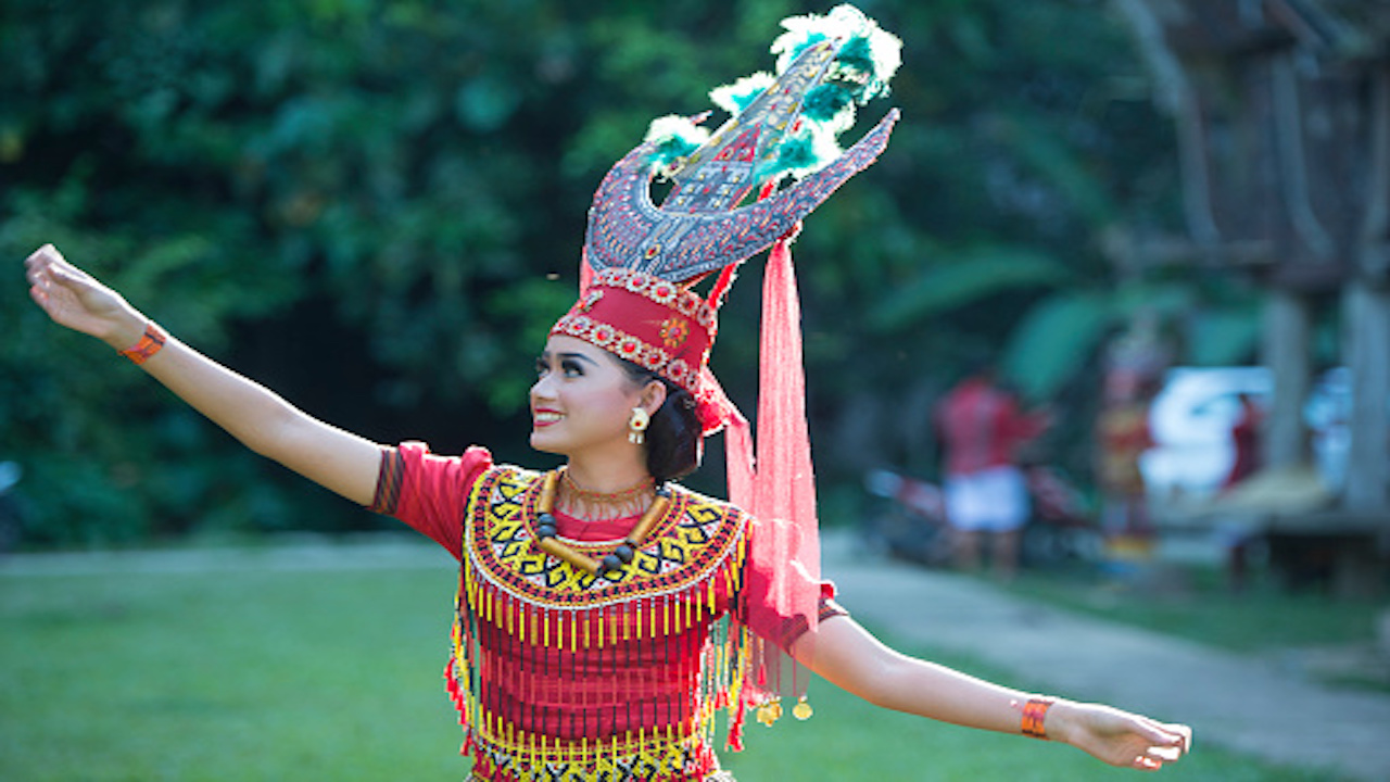 kostum penari tradisional toraja