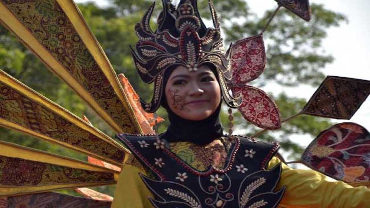 kostum karnaval unik tema batik